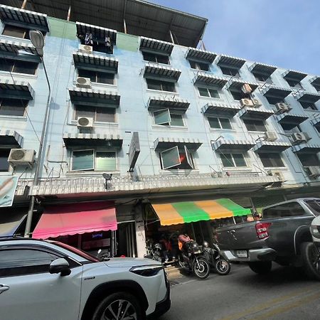 Oyo 75494 President Apartment Pattaya Exterior foto