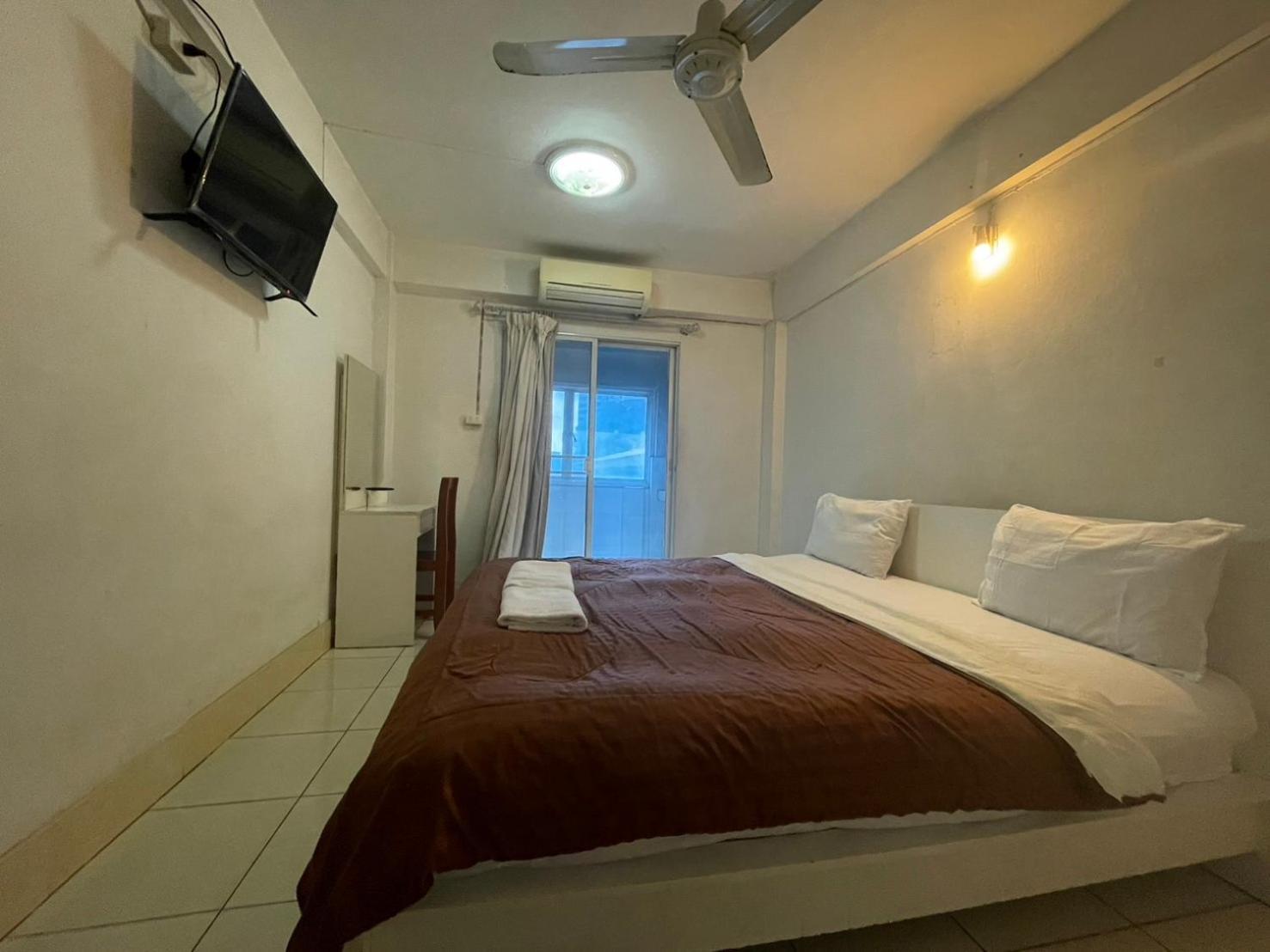 Oyo 75494 President Apartment Pattaya Exterior foto