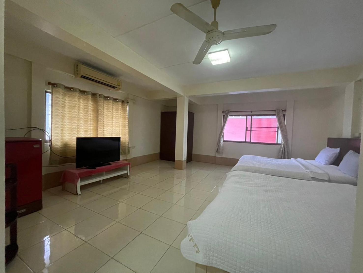 Oyo 75494 President Apartment Pattaya Exterior foto