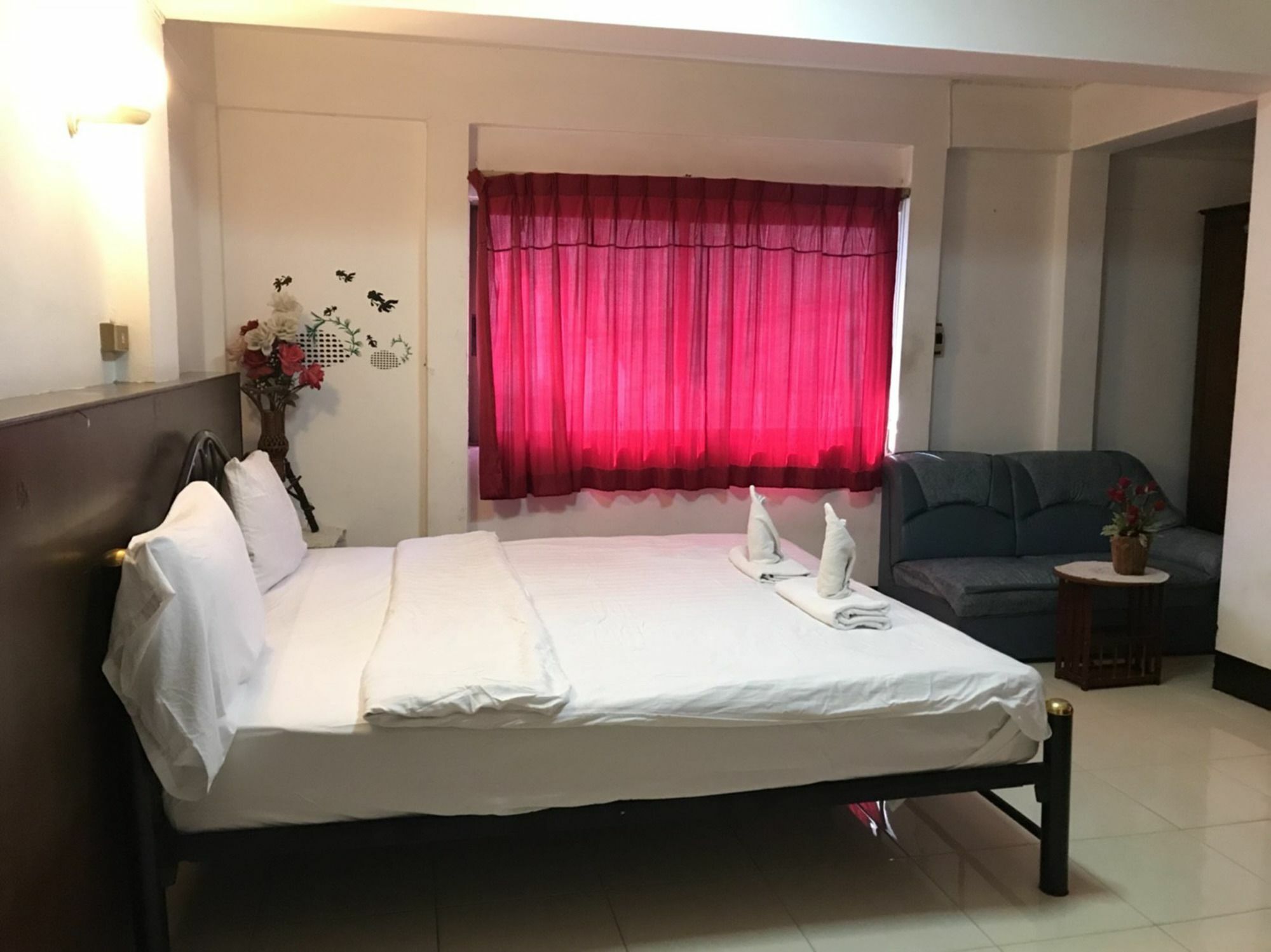 Oyo 75494 President Apartment Pattaya Exterior foto